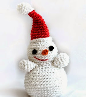 http://translate.google.es/translate?hl=es&sl=en&tl=es&u=http%3A%2F%2Fmichalln.wix.com%2Famichy%23!FREE-Crochet-Amigurumi-Snowman-Pattern-Plus-SALE-Happy-Holidays%2Fc1o4r%2F1252D067-7586-46A1-ADA4-B81E8A718FA8