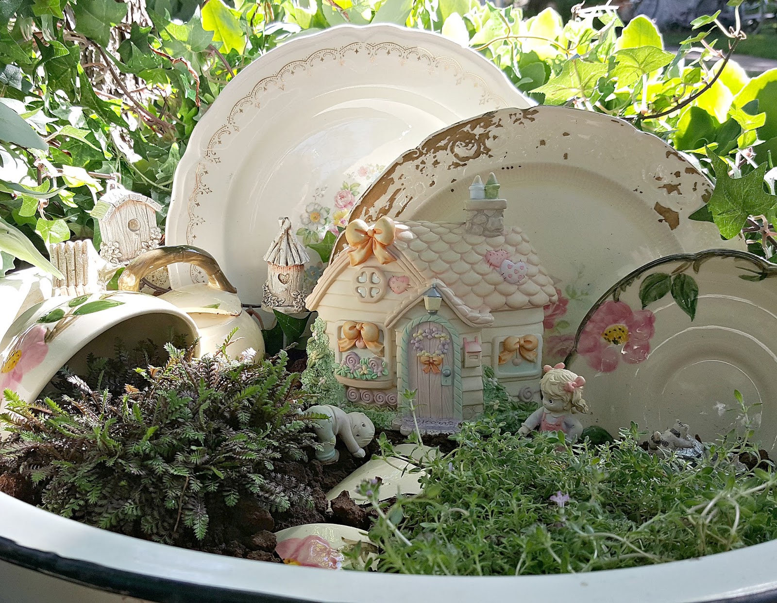 JUST SIMPLE SOMETHINGS Decorating with old Plates