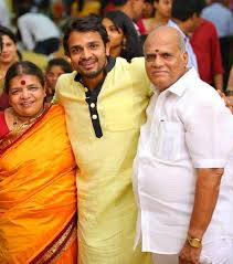 Vijay Raghavendra Family Wife Son Daughter Father Mother Age Height Biography Profile Wedding Photos