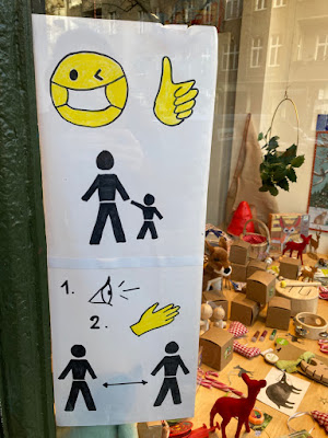 Symbole zur Atemschutzmaske in einem Spielzeugladen