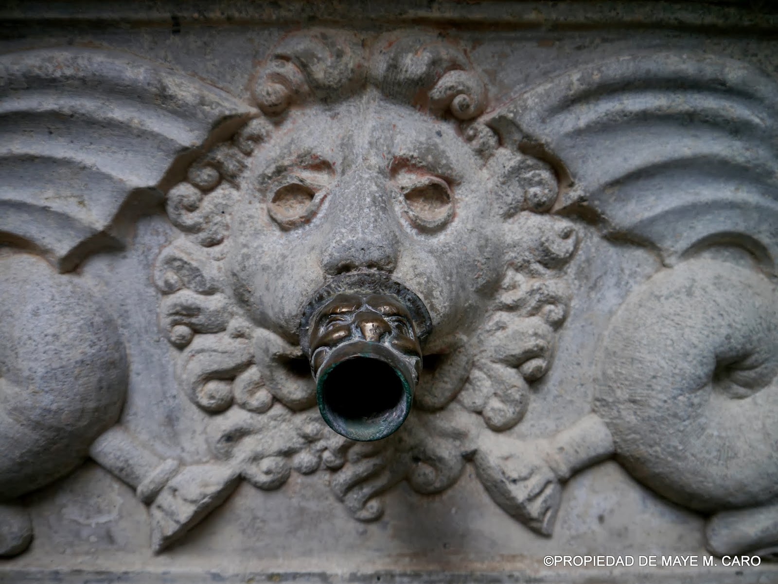Pilones y Aljibes de Granada En el patio de la Casa de los Condes de
