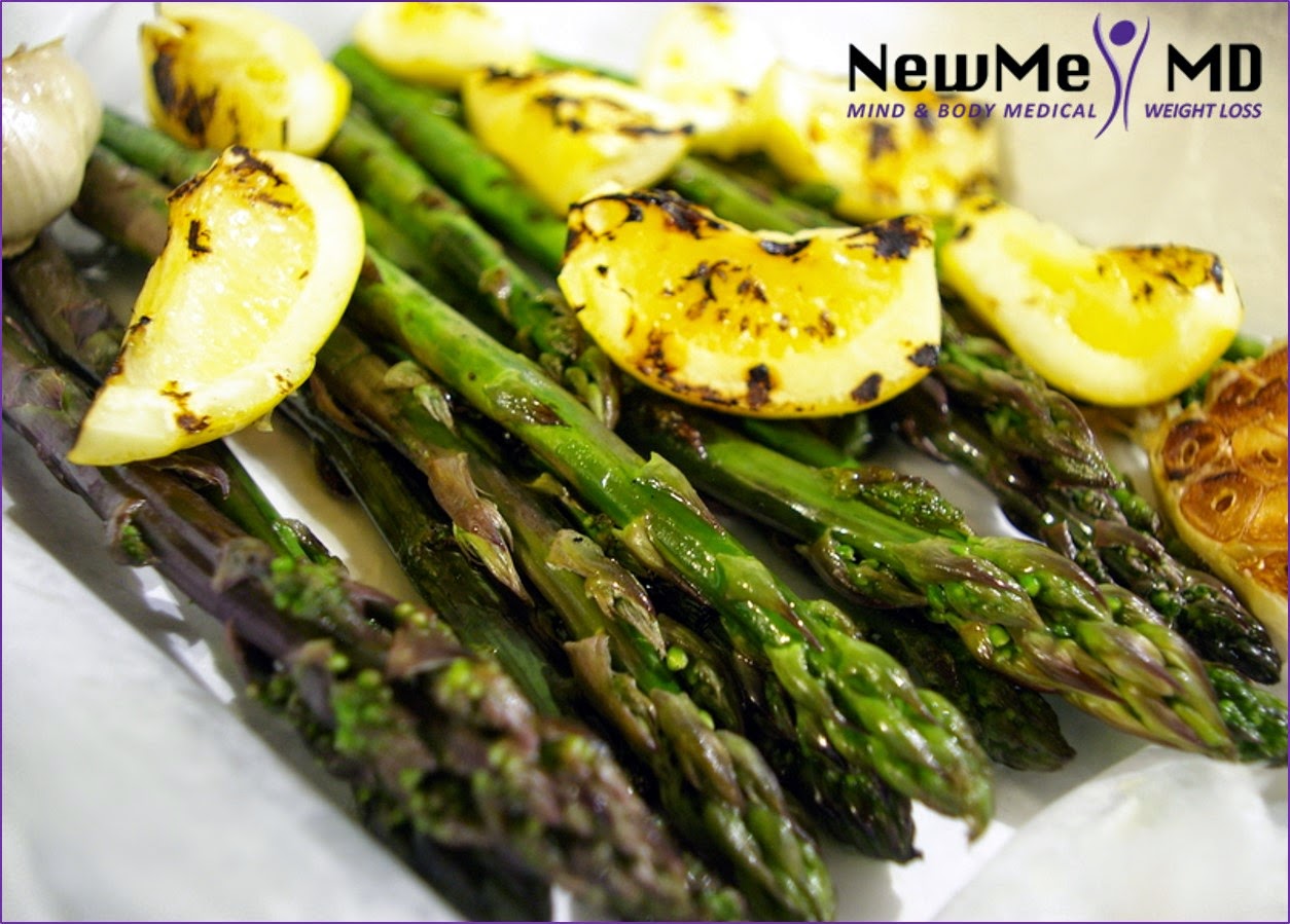 спаржа с пармезаном в духовке. спаржа на углях. спаржа зеленая блюда. спаржа в прошутто. спаржа в беконе.