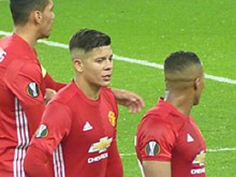 Rojo trên sân cỏ cùng đồng đội