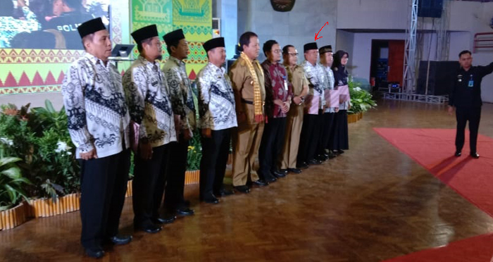 Hobi Menulis, Kepsek SMPN 7 Banjit Raih Penghargaan Yang Diserahkan Gubernur Lampung