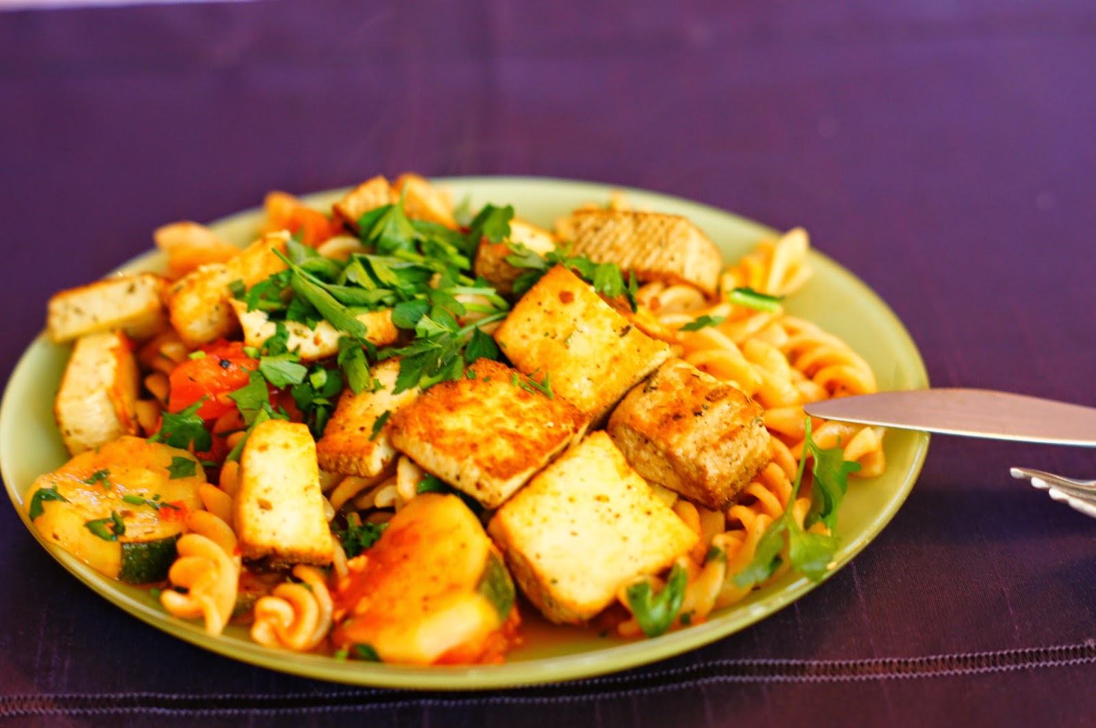 Marchewkowy potworek Letni makaron z marynowanym tofu