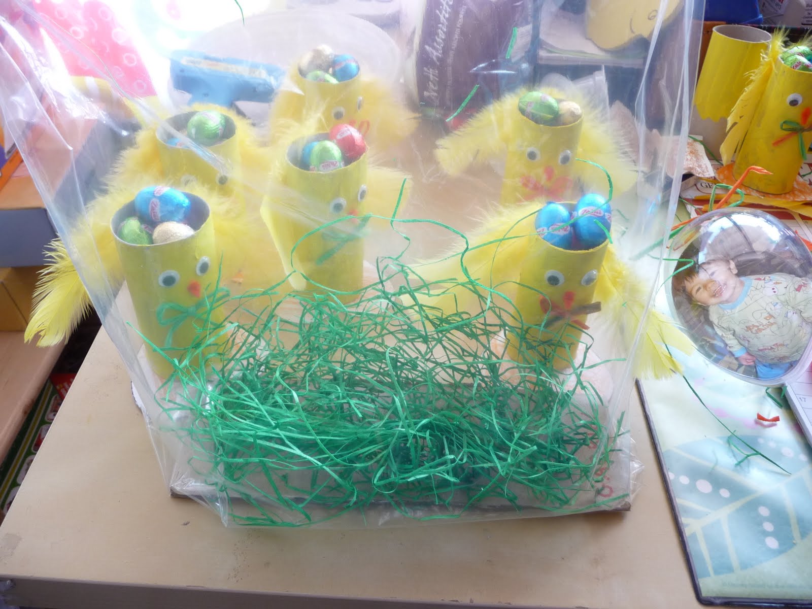 Pulcino porta ovetti di Pasqua con i rotoli di cartone