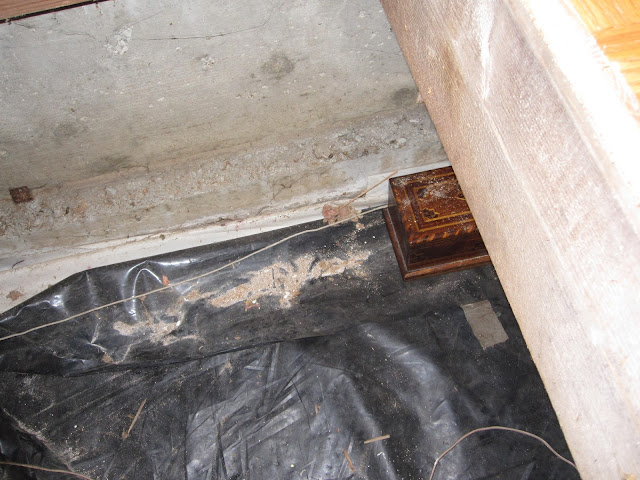 Natagpuan Ng Mag-Asawang Ito Ang Isang Box Sa Loob Ng Trap Door. Nang Buksan Nila Ito, 'Di Sila Makapaniwala Sa Laman Nito! Natagpuan Ng Mag-Asawang Ito Ang Isang Box Sa Loob Ng Trap Door. Nang Buksan Nila Ito, 'Di Sila Makapaniwala Sa Laman Nito!