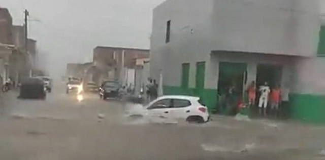 Chuva forte causa transtornos em Conceição do Coité e carro é arrastado pela água