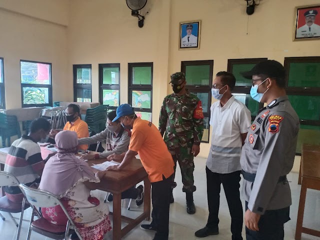 Babinsa Banjarsari Koramil 07/Gajah Dampingi Penyaluran Bansos Kemensos RI