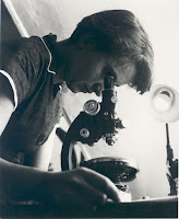 Rosalind Franklin al microscopio Rosalind Franklin al microscopio
