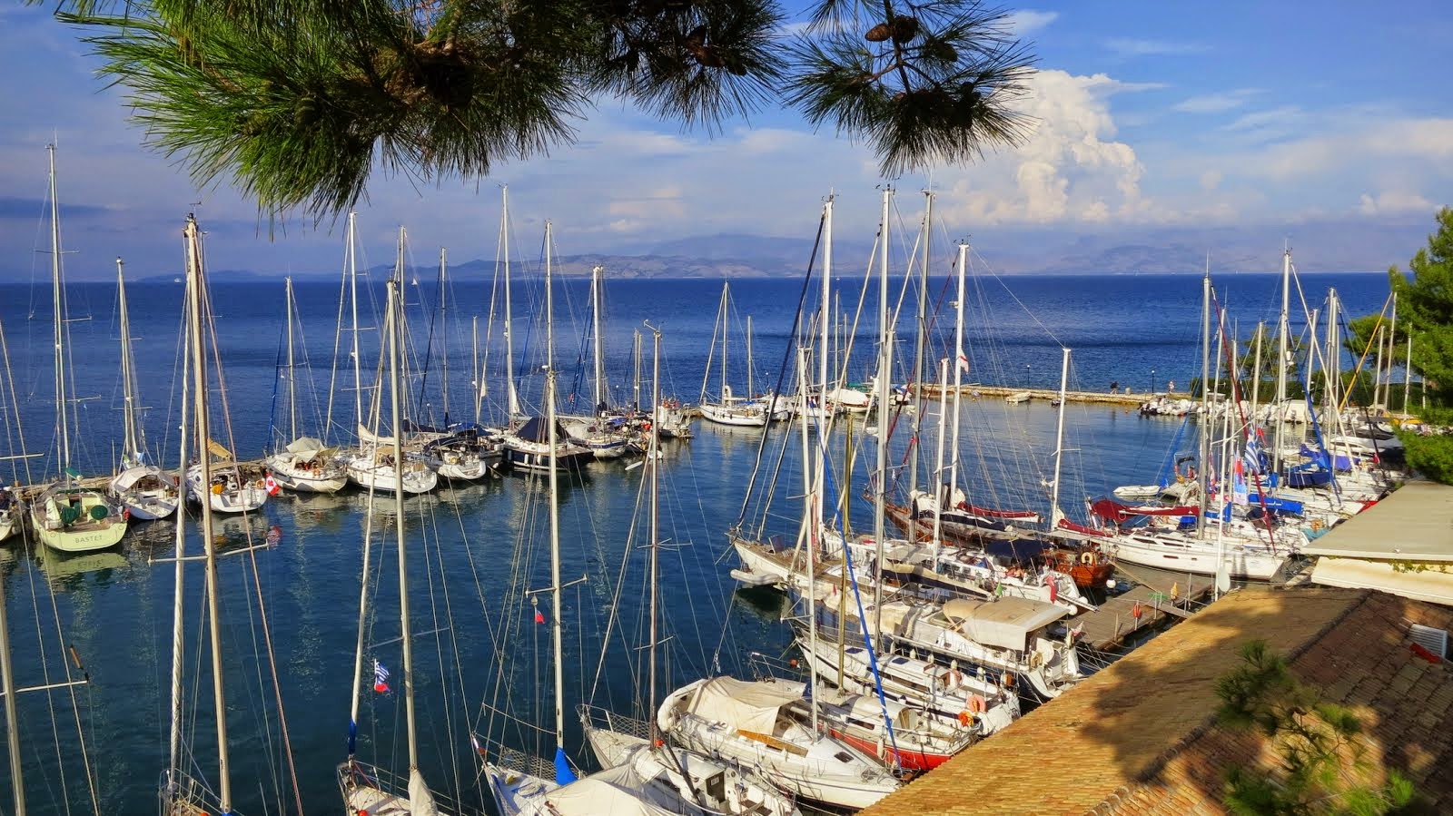 Mandráki haven (Corfu Sailing Club)