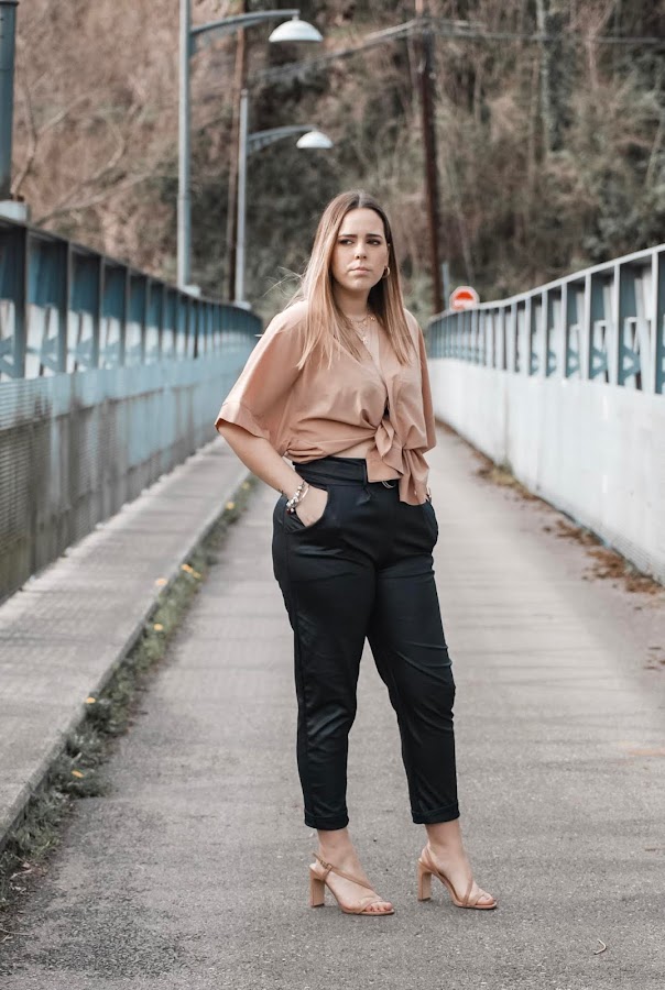 Outfit con pantalones de polipiel de FemmeLuxe
