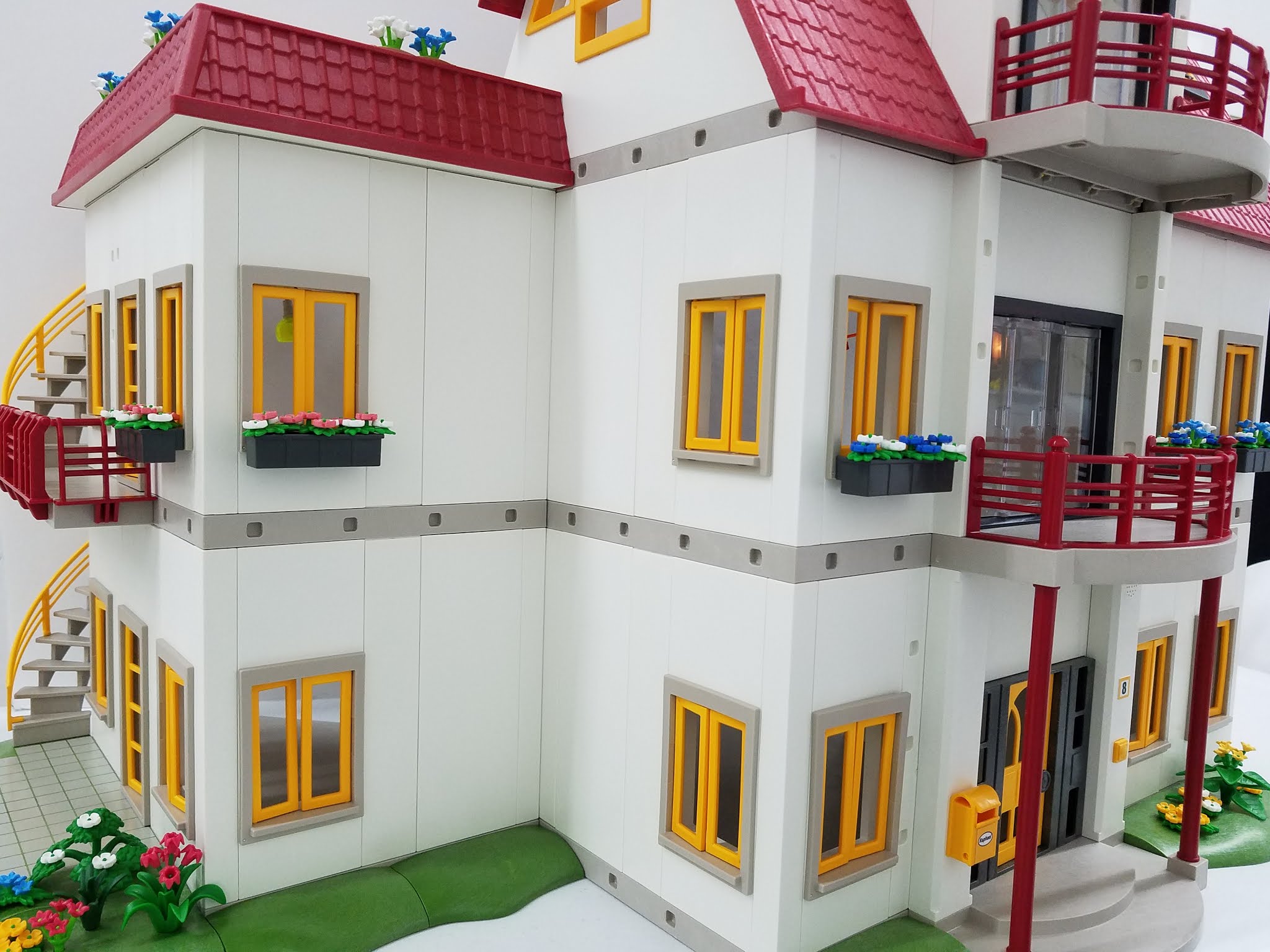 Jane Chérie A Review of the Playmobil Suburban Dollhouse