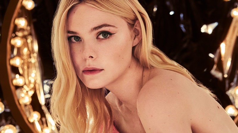 Futurnex: Elle Fanning fluye con un traje futurista presentando la