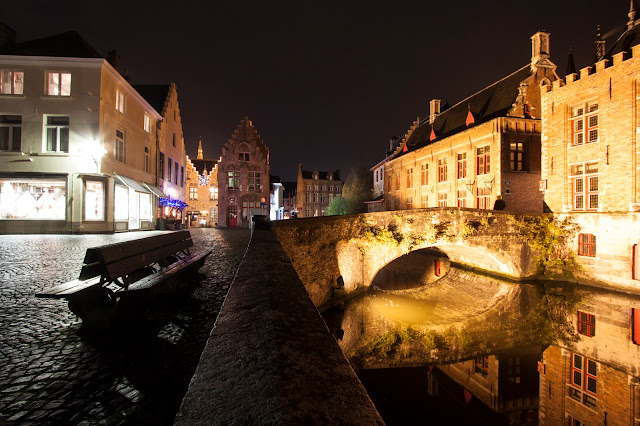 Canali di Bruges di notte-Markt