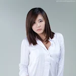 Ryu Ji Hye – White Dress Shirt And Jean Shorts Foto 9