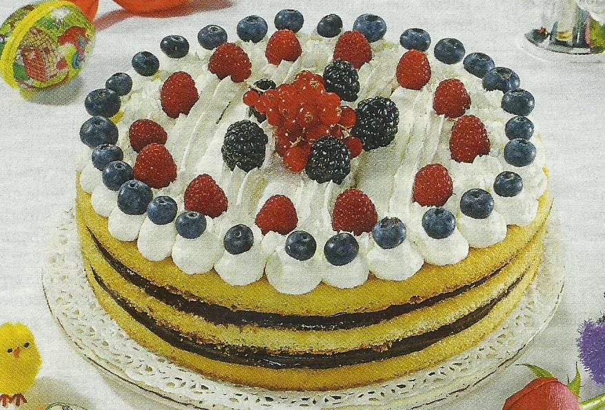 delizia alla panna e frutti di bosco.