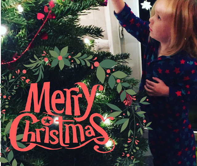 Frohe Weihnachten - Jannes schmückt den Weihnachtsbaum