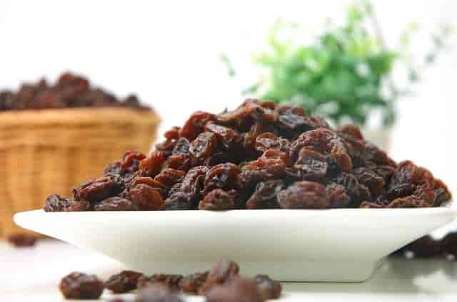 10 Health Benefits of Drinking Soaked Raisin Water on An Empty Stomach