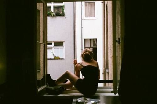 Chica solitaria y triste fumando