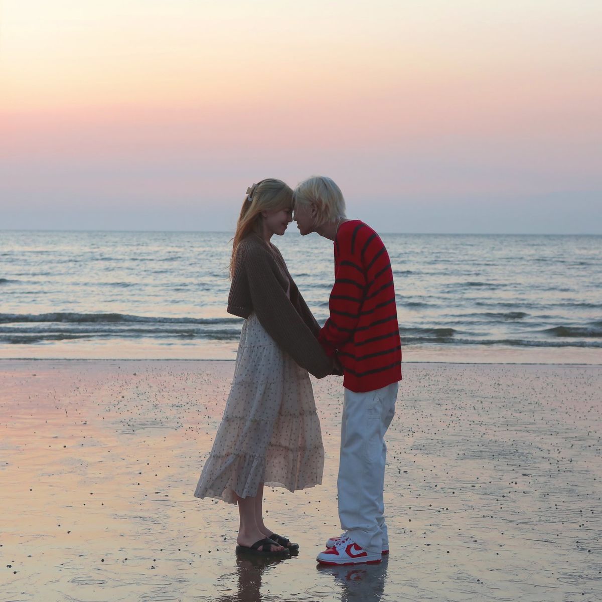 DEUL – Strawberry Lips – Single