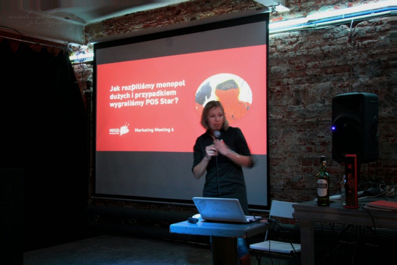 Magdalena Szmidt podczas wystąpienia na Marketing Meeting w Łodzi, spotknie branżowe, fotografia ewelina choroba