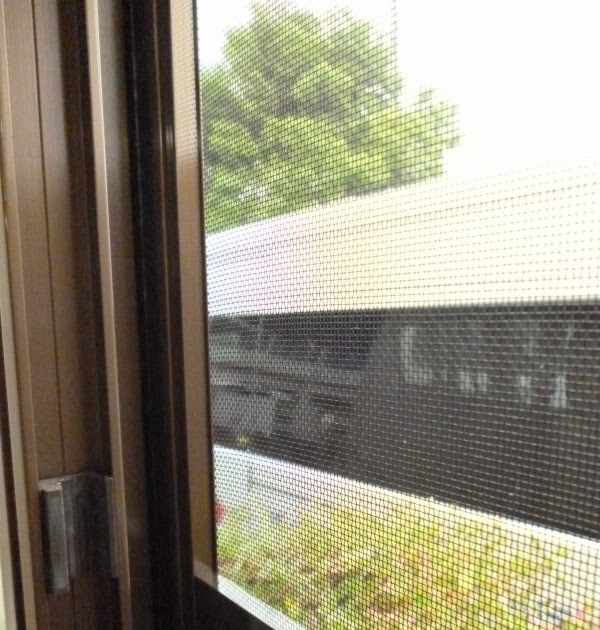どろんこつうしん 東伏見作業所の窓に網戸が設置されました