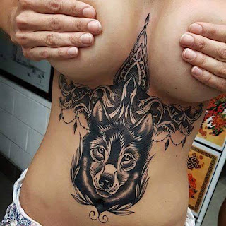 tatuaje de lobo debajo del pecho