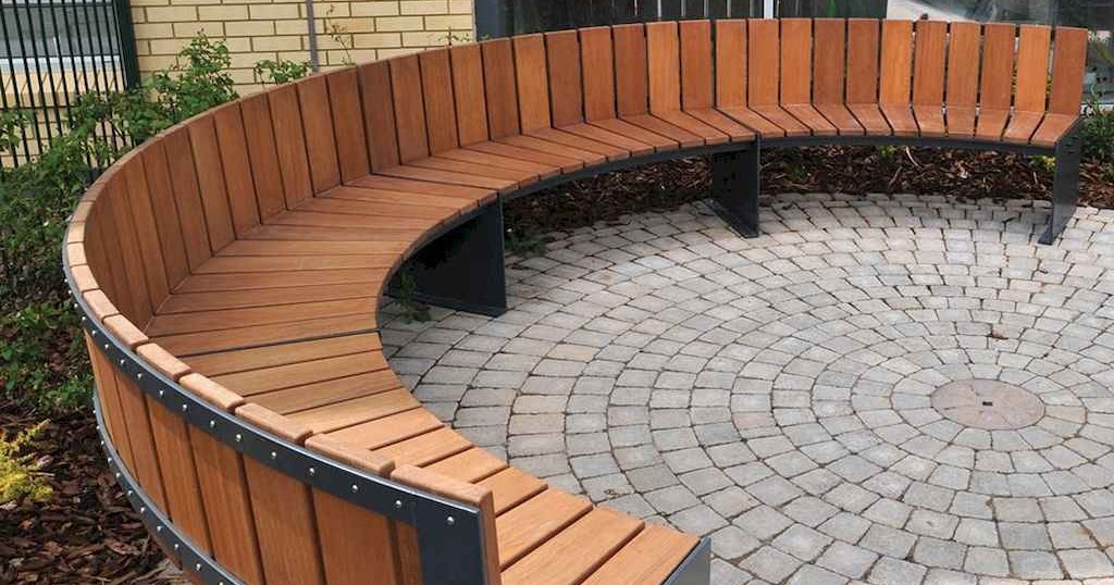 30+ Cheap DIY Outdoor Bench Design Ideas for Backyard & Frontyard