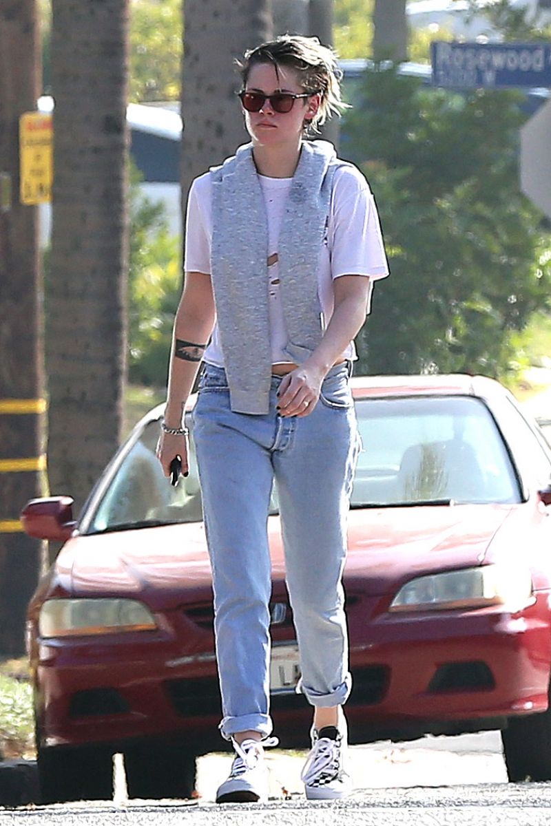 Kristen Stewart Clicked Outside In Los Angeles 13 Nov-2019