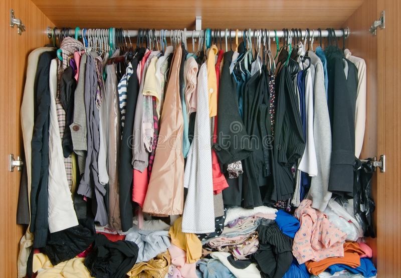 El desorden en el armario perjudica tu salud (y te hace planchar más):  estos son los organizadores de ropa que necesitas para ganar espacio y  tener todo a mano