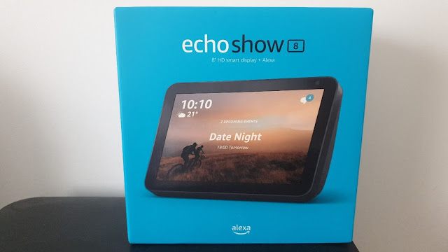 A Amazon anuncia o lançamento do Echo Show 8, uma caixa de som conectada (e equipada com a assistente de voz Alexa).