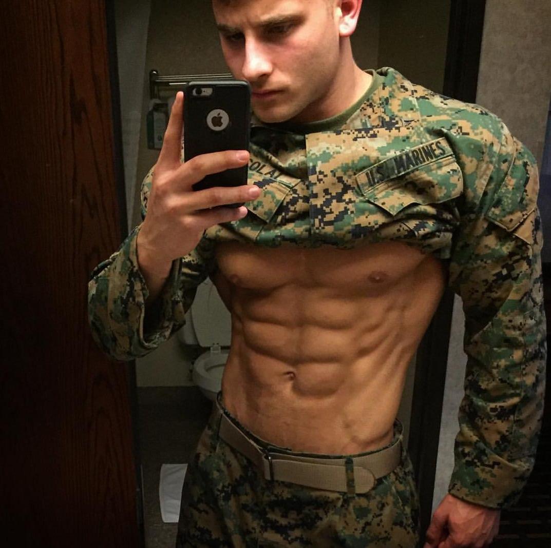 hot-ripped-body-male-soldier-uniform-sixpack-abs-selfie