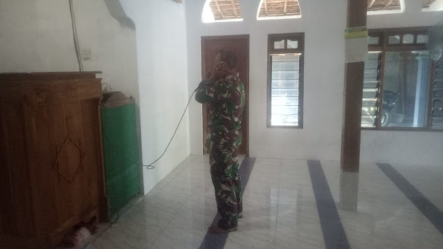Suara merdu satgas TMMD Reg 108 panggil warga Baleharjo beribadah Suara merdu satgas TMMD Reg 108 panggil warga Baleharjo beribadah