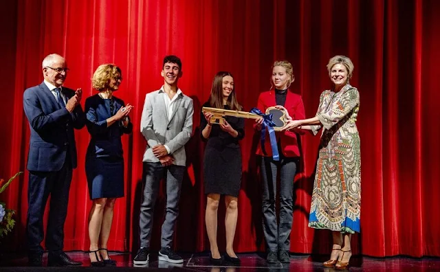 Princess Laurentien wore a free spirit print long sleeve midi dress from Etro. The school is located in the building of the Aloysius College