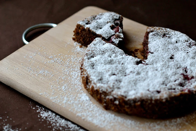 Kirsch-Nuss-Schokokuchen als Gastbeitrag zum Bloggeburtstag. Feiner Schokokuchen von Carla von Herbs & Chocolate zum Blogevent der münchnerküche.
