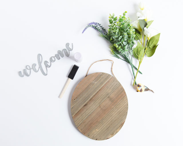 Make this pretty spring wood welcome sign in under 20 minutes! #welcomesign #woodsign #woodwelcomesign #springdecor Make this pretty spring wood welcome sign in under 20 minutes! #welcomesign #woodsign #woodwelcomesign #springdecor