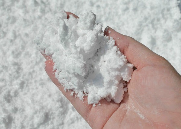 MAKE SPARKLE SNOW! A super fun winter play recipe for kids! #playrecipes #winteractivitiesforkids #snowrecipesforkids