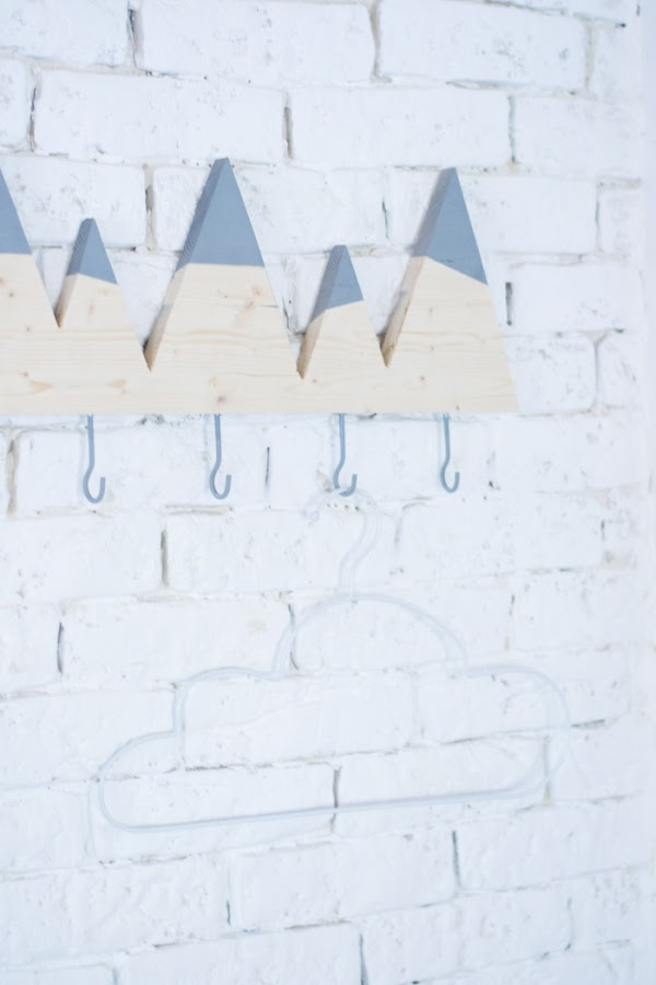 Perchero madera montañas