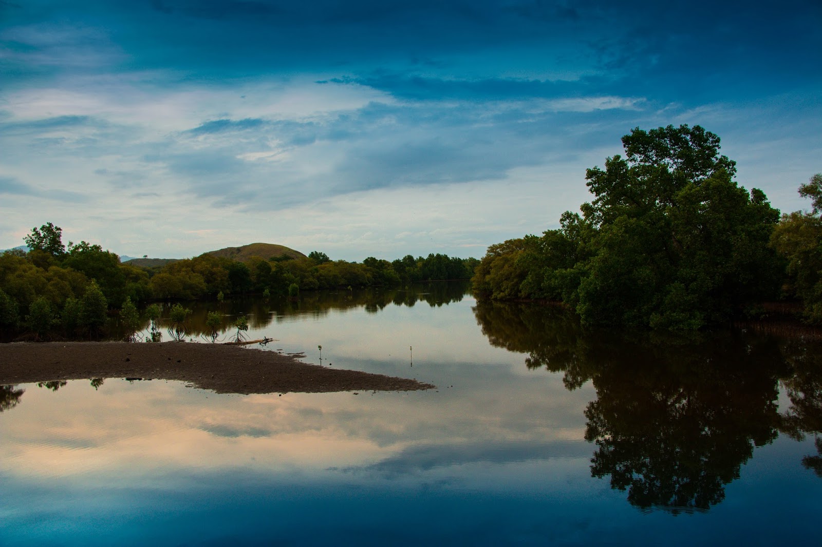 Muara Indah di Pinggir Pantai Marapokot