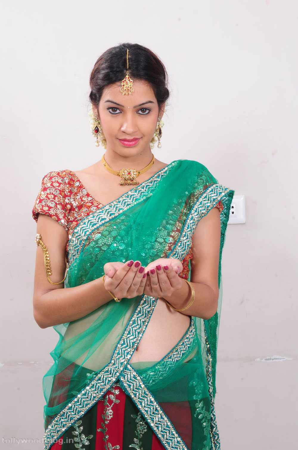 Deeksha Panth New Photo Shoot In Half Saree Stills Wallpapers Celebritiewalls 