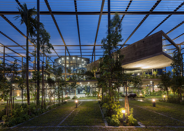 vista exterior de la fábrica con iluminación nocturna