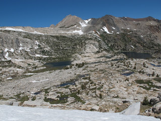 Im Mittelgrund Cascade Lake und Steelhead Lake, dahinter Shepherd Crest mit Sky Pilot Col