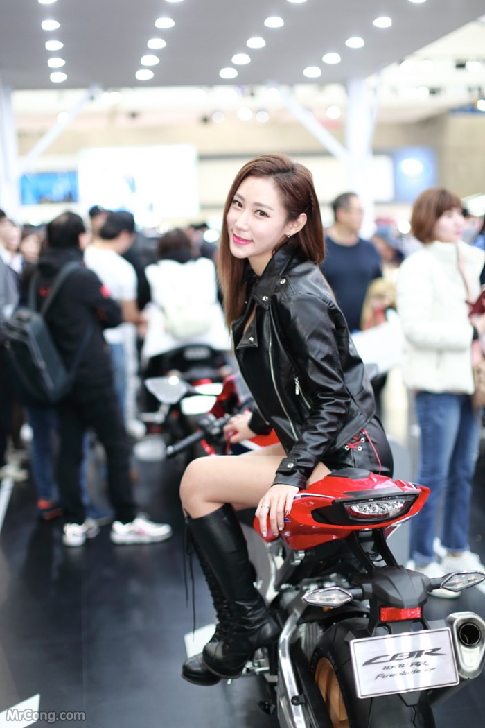 Kim Tae Hee&#39;s beauty at the Seoul Motor Show 2017 (230 photos) photo 6-9