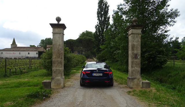 Auffahrt zum Weinschloß mit Alfa Romeo Giulia Super