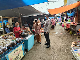 Panit Binmas Polsek urban Pitumpanua Berikan himbauan Kantibmas kepada Pengunjung dan pedagang pasar Buriko