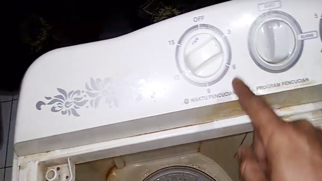 Memperbaiki Mesin Cuci Sharp 2 tabung Rusak Bagian