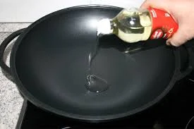 heat-the-oil-in-wok