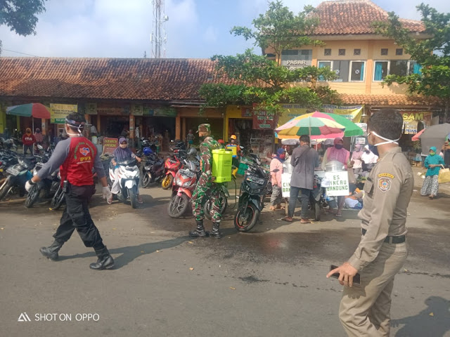 KodimKaranganyar - Hentikan Covid-19 Anggota Babinsa Koramil 05 Mojogedang Lakukan Penyemprotan Disinfektan