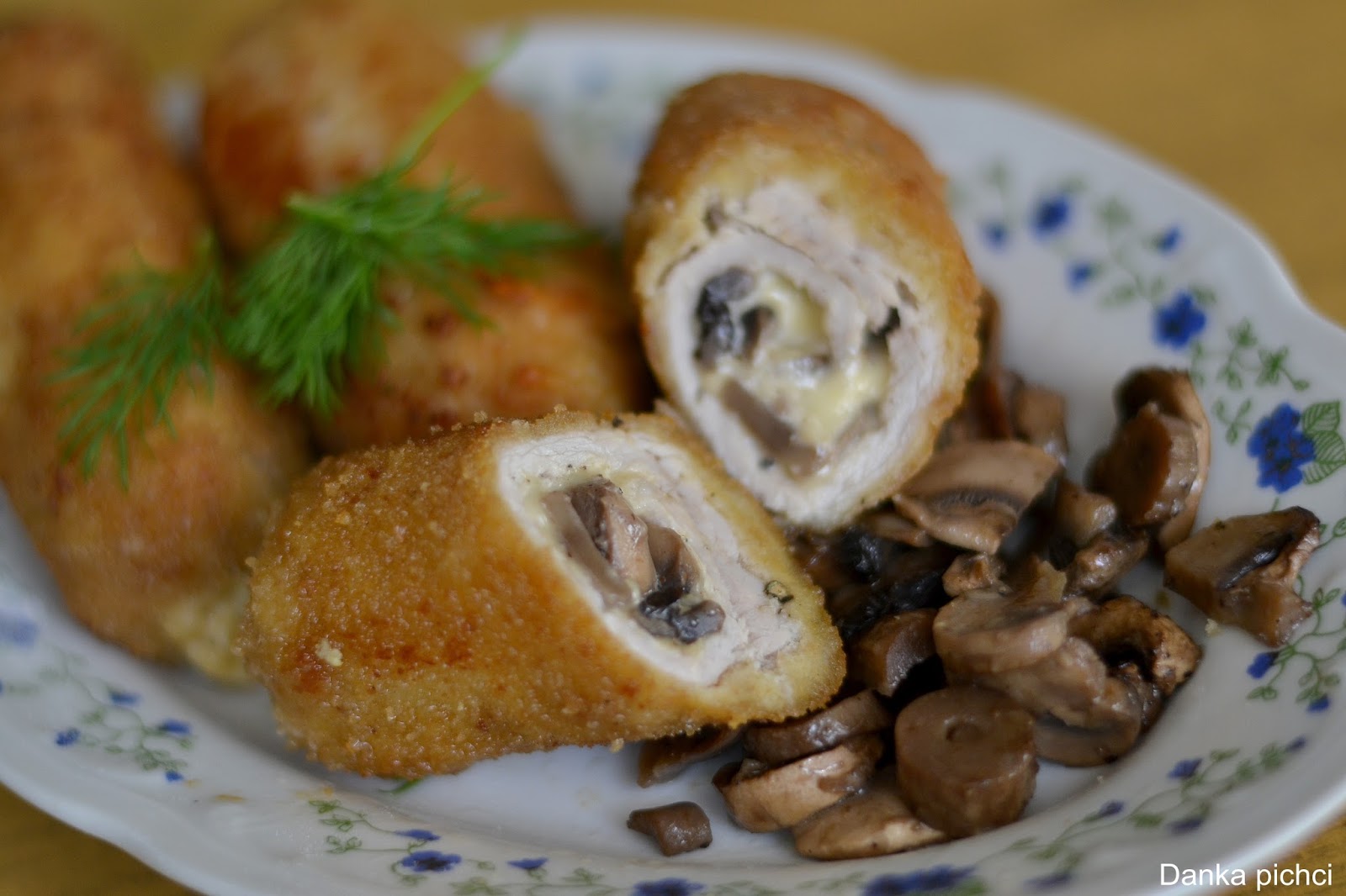 Рулетики из свинины с грибами